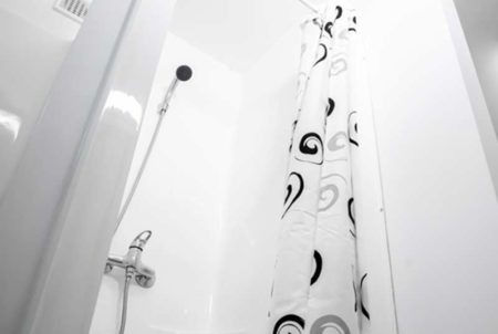 Sanitärcontainer mit moderner Dusche von Conliving.