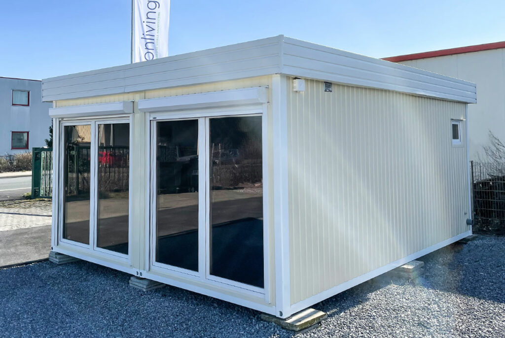 Durch die bodentiefe Doppelfenster bietet der Bürocontainer DB2 viel Tageslicht