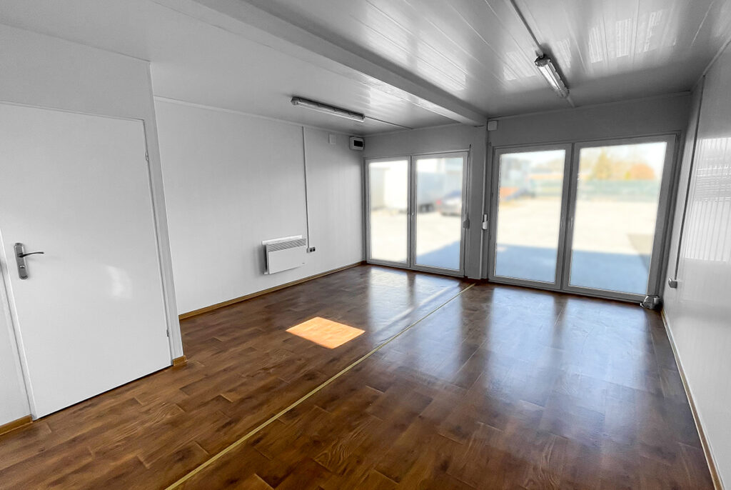 Doppel-Container mit viel Tageslicht durch bodentiefe Fenster