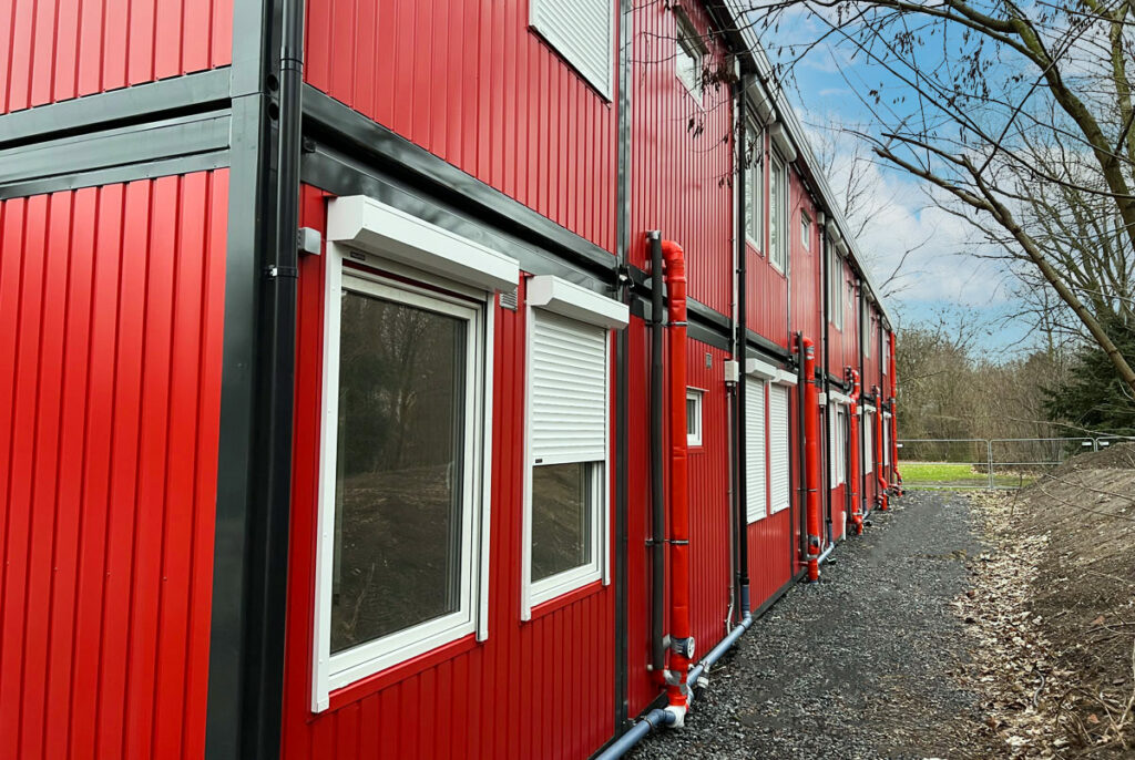 Rückseite Containeranlage W5 (5 x 36M²) als Flüchtlingsunterkunft in Waltrop.