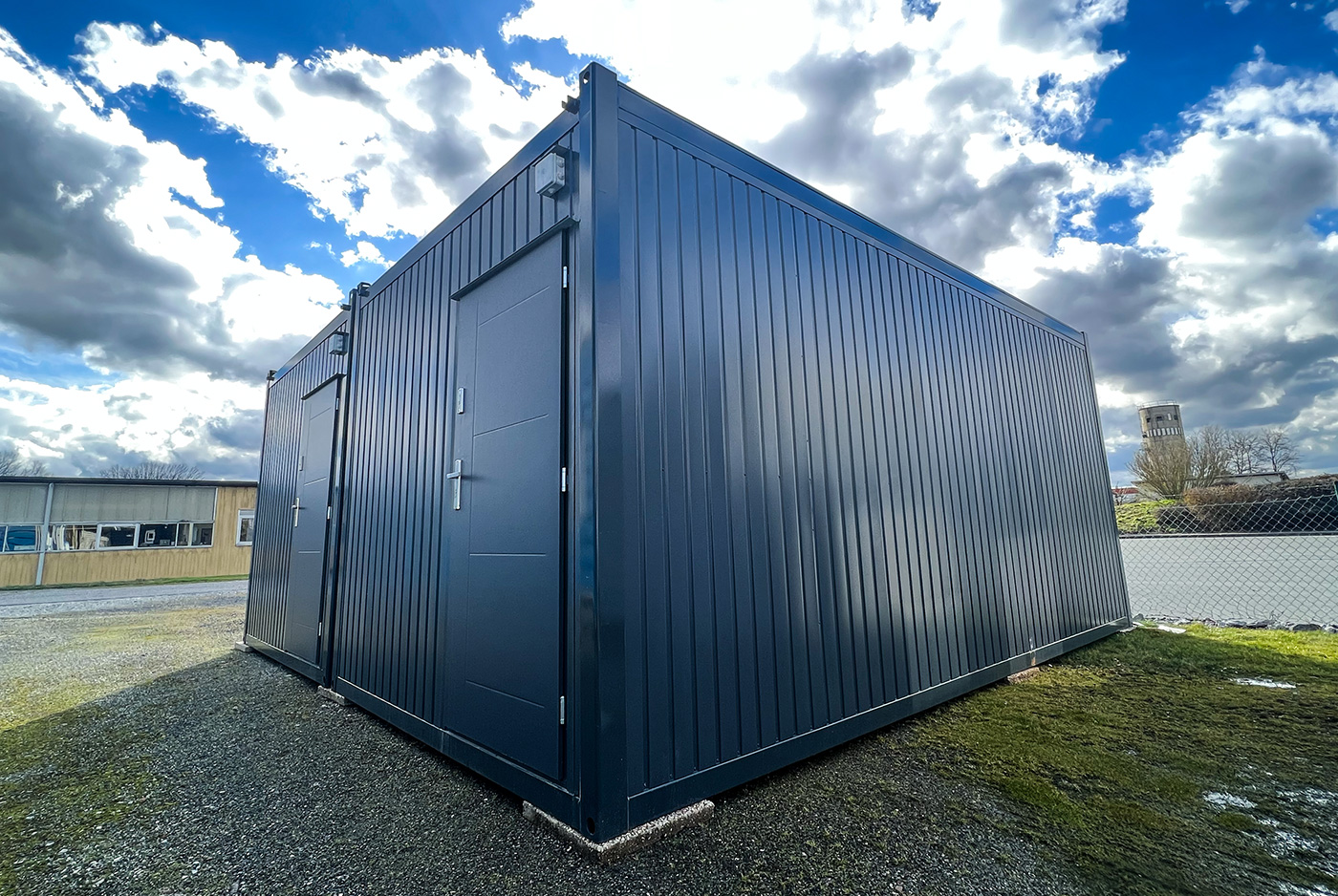 Der Wohncontainer W4 wird aus hochwertigen und widerstandsfähigen Materialien gefertigt